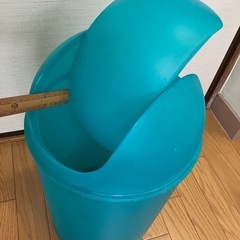 緑のゴミ箱の画像