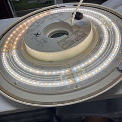 O2507-736 東芝 LED照明器具 LEDH95002Y-LC 2012年製 点灯確認済み リモコン無し カバーの一部に割れ有り 中古 現状お渡しの画像