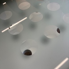 O2507-742 ガラスローテーブル キズ汚れ有りの画像