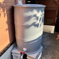 在庫2本あり   樹脂ドラム缶　メダカの飼育　花壇や畑の水やり等に　DIY  雨水タンク 防災　200Lプラスチックドラム缶 の画像