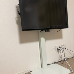 スタンド付きテレビ、2人用ダイニングテーブルの画像