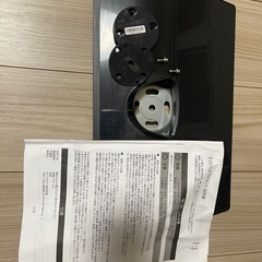 スタンド付きテレビ、2人用ダイニングテーブルの画像