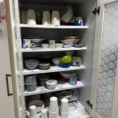 食器棚(食器付き)の画像