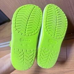 Crocs キャラクター付きサンダル ライムグリーンの画像
