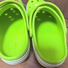Crocs キャラクター付きサンダル ライムグリーンの画像