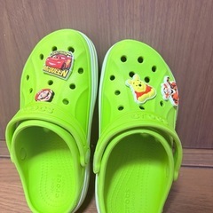 Crocs キャラクター付きサンダル ライムグリーンの画像