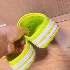 Crocs キャラクター付きサンダル ライムグリーンの画像