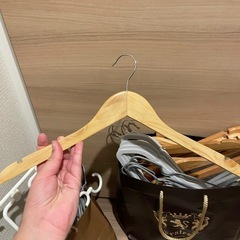 大量のハンガーの画像