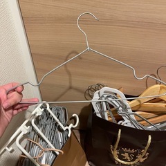 大量のハンガーの画像
