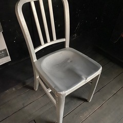 アルミ製おしゃれな椅子1脚の画像