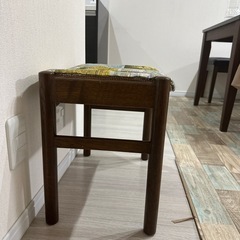 木の椅子の画像