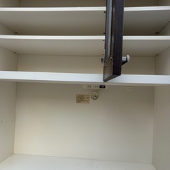 色合いがおしゃれな食器棚、キッチン収納の画像