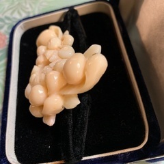天然珊瑚　豪華な花の帯留　新品未使用の画像