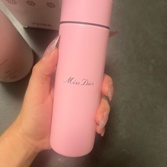 Diorの水筒とキティの水筒
の画像