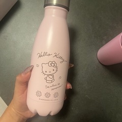Diorの水筒とキティの水筒
の画像