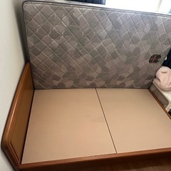 セミダブルベッドとマットレスの画像