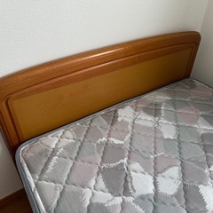 セミダブルベッドとマットレスの画像