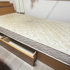 シングルベットとマットレスの画像