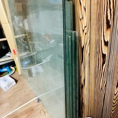 大きなガラス(１畳くらい)2枚と昭和ガラス数枚
の画像