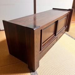 ダークブラウンの木製キャビネットの画像