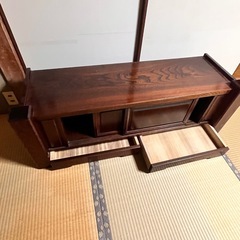 ダークブラウンの木製キャビネットの画像
