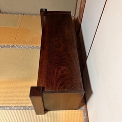 ダークブラウンの木製キャビネットの画像