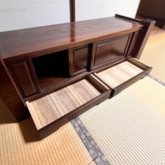 ダークブラウンの木製キャビネットの画像