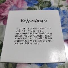 箱入り新品未使用のイブサンローラン薔薇柄のハンカチの画像