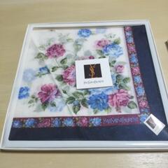 箱入り新品未使用のイブサンローラン薔薇柄のハンカチの画像