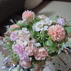 結婚式で使用した造花、フラワーシャワー、イニシャルオブジェの画像