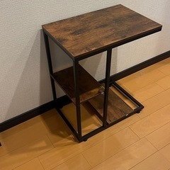 ヴィンテージ調 サイドテーブル（収納棚付き）の画像