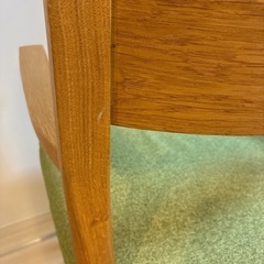①木製ダイニングチェア 緑色クッションの画像