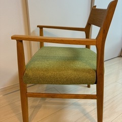 ①木製ダイニングチェア 緑色クッションの画像