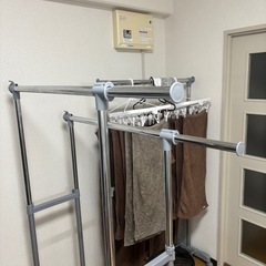 【無料】パイプハンガー3個とパイプワードローブの画像
