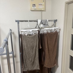 【無料】パイプハンガー3個とパイプワードローブの画像