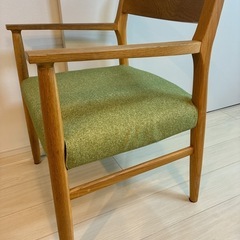③木製ダイニングチェア 緑色クッションの画像