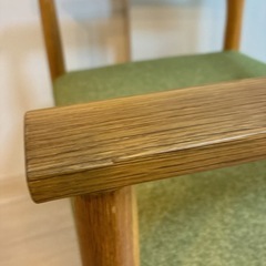 ③木製ダイニングチェア 緑色クッションの画像