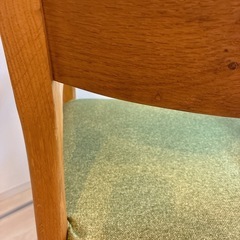 ③木製ダイニングチェア 緑色クッションの画像