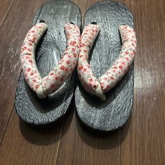伝統的な草履 黒と赤の花柄　kidsの画像