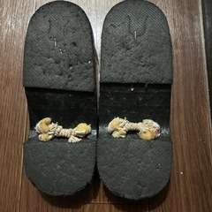伝統的な草履 黒と赤の花柄　kidsの画像