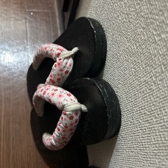 伝統的な草履 黒と赤の花柄　kidsの画像