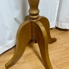 ポールスタンド（カリモク製）の画像