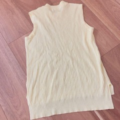 ハニーズ　袖なし　ノースリーブニット　イエローの画像