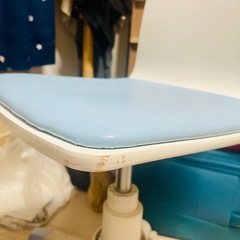 愛いハートくり抜き付き 回転チェア／ホワイト×ブルーの画像