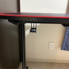 ゲーミングデスクの画像