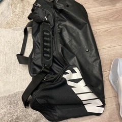 巨大なNIKEバッグの画像