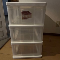 ソファ、収納ケース、キャットタワーの画像