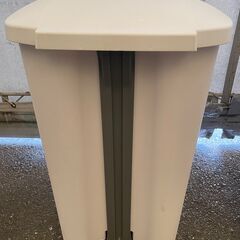 Sterilite　ペダル開閉式ダストボックス　ホワイトの画像