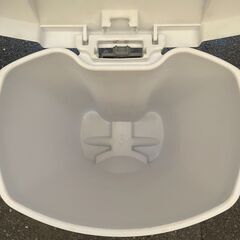Sterilite　ペダル開閉式ダストボックス　ホワイトの画像