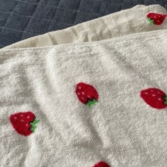 イチゴ柄タオルケットの画像